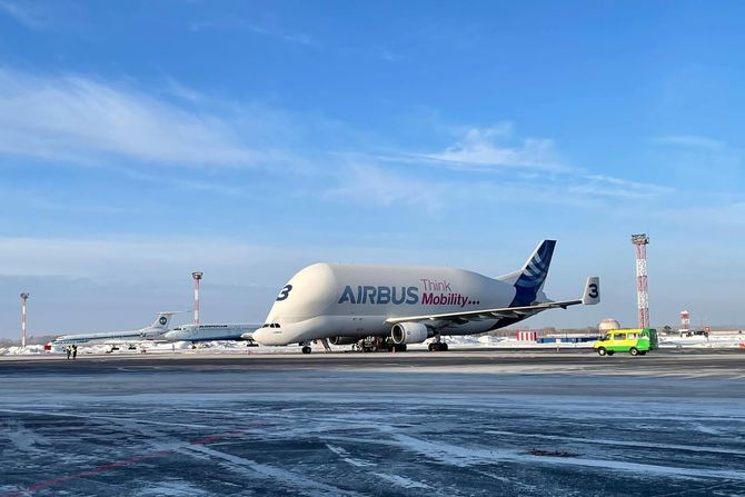 Beluga broj 3 poleće sa aerodroma Novosibirsk, Rusija do svog konačnog odredišta u Kobeu, Japan