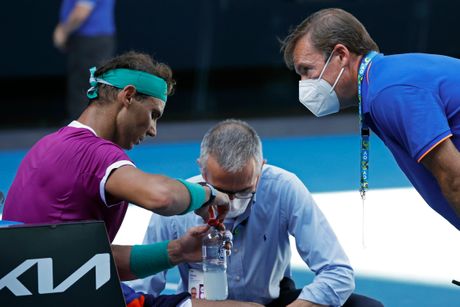 Nadal je odugovlačio i trošio vreme koje nema u četvrtfinalu AO, ali su mu tolerisali