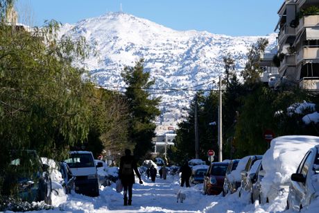 Atina sneg Grčka vojska zaglavljena vozila