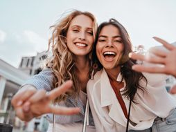 Drugarice, žene, sreća, proleće