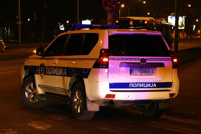 Uviđaj policija rotacija policija noć policijski automobil interventna jedinica