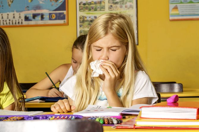 Bolesno dete devojčica u školi škola kijavica grip alergije alergija