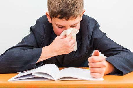 Bolesno dete dečak u školi škola kijavica grip alergije alergija