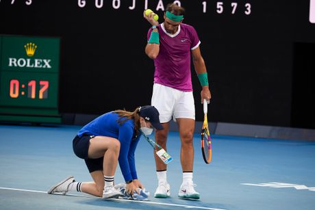 Nadal je nemoćan u prvom setu finala Australijan opena protiv Medvedeva Nadal je nemoćan u prvom setu finala Australijan opena protiv Medvedeva