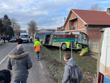 Omoljica sudar, u Omolici su se sudarili autobus „Pantransporta“ i kombi.