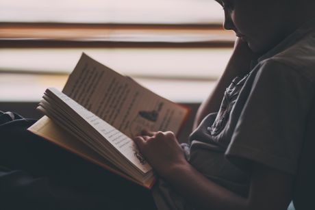 Dečak čita knjigu