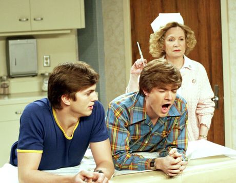 THAT 70'S SHOW, Ashton Kutcher, Topher Grace, Debra Jo Rupp