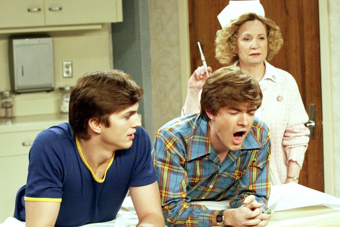 THAT 70'S SHOW, Ashton Kutcher, Topher Grace, Debra Jo Rupp