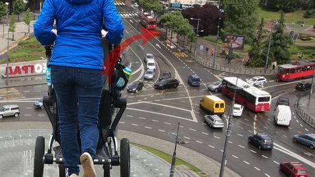 Žena sa kolicima pretrčava van pešačkog prelaza