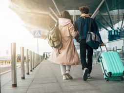 Ljubavni par, momak, devojka, put, aerodrom, putovanje