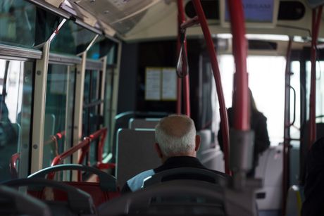 Deda deka stariji čovek u autobusu