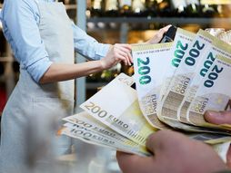 Konobarica bakšiš evri