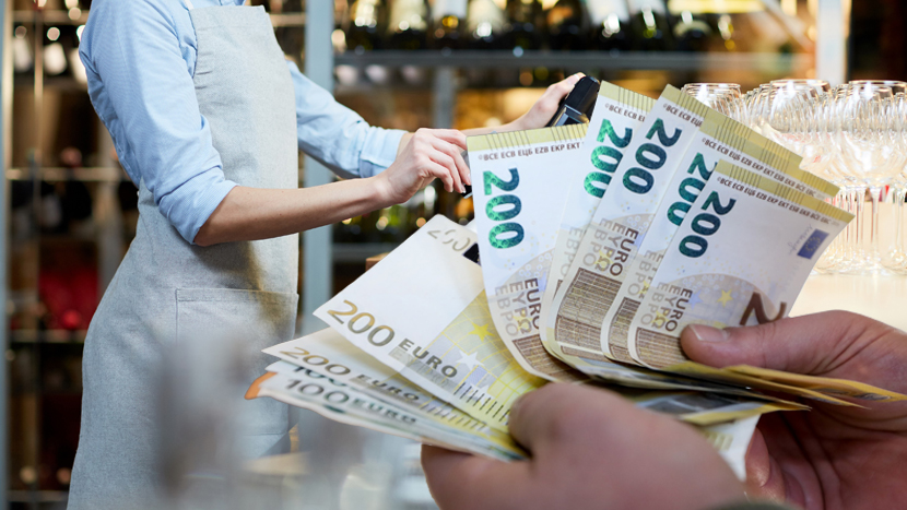 Konobarica otkrila koliko mesečno zarađuje pa izazvala bes na mrežama: "To je suludo!"