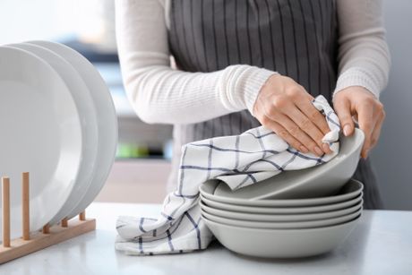 Kuhinjske krpe trik  brisanje tanjira tanjiri