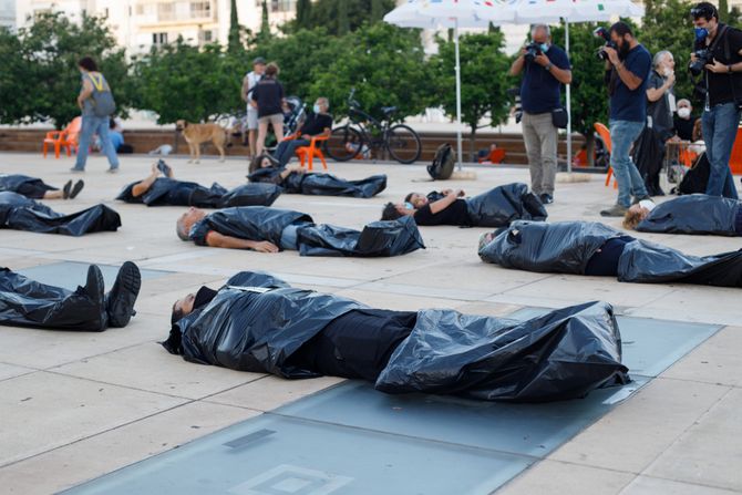 Ljudi u vrećama za leševe protesti