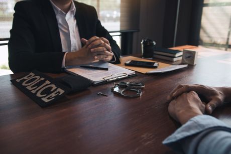 policija saslušanje istraga potuženi pritvor