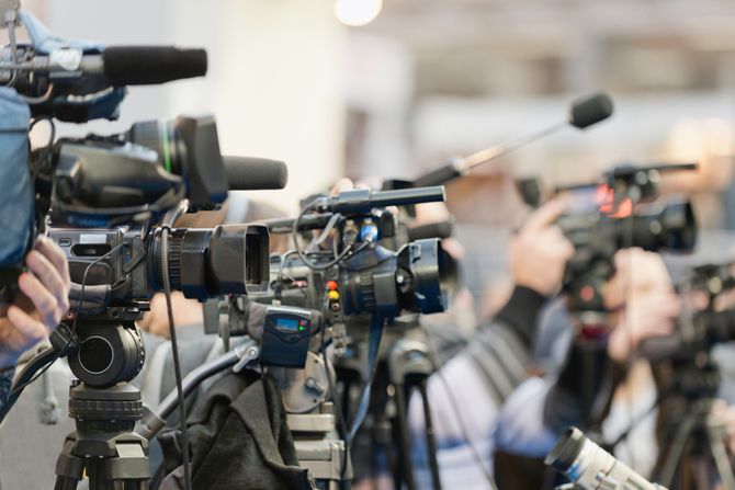 pres  konferencija, novirari, fotografi, reporteri, kamermani, izvestavanje