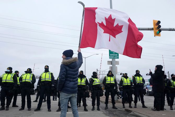 Kanada protesti , most Ambassador Bridge, policija sklanja demonstrante