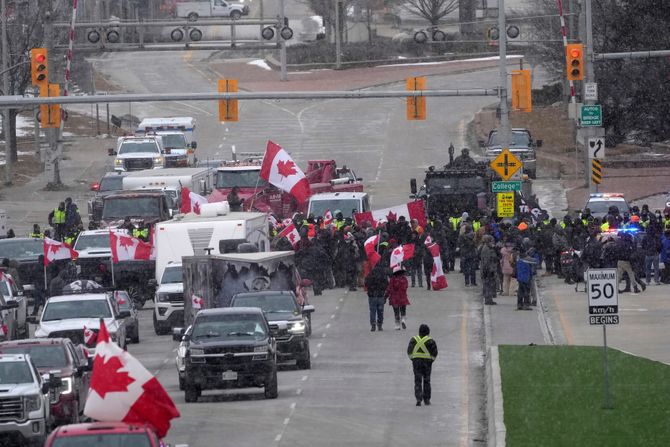 Kanada protesti , most Ambassador Bridge, policija sklanja demonstrante