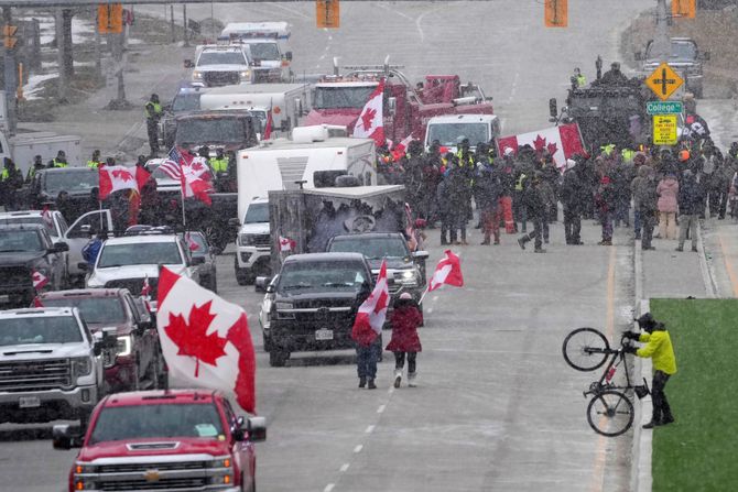 Kanada protesti , most Ambassador Bridge, policija sklanja demonstrante