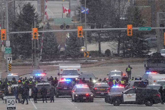 Kanada protesti , most Ambassador Bridge, policija sklanja demonstrante