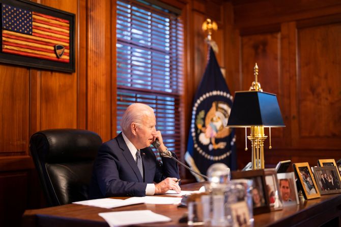 Joe Biden  Džo Bajden telefon priča telefonom, telefonira