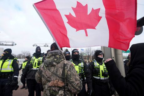 Kanada protesti , most  Ambassador Bridge, policija sklanja demonstrante
