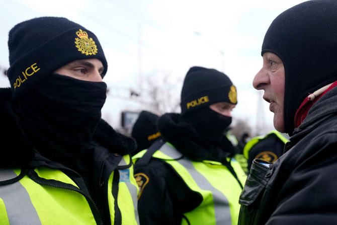 Kanada protesti , most  Ambassador Bridge, policija sklanja demonstrante