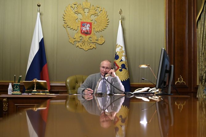 Vladimir Putin telefon priča telefonom, telefonira