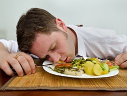 čovek spava za stolom, tanjir, restoran, hrana, umro
