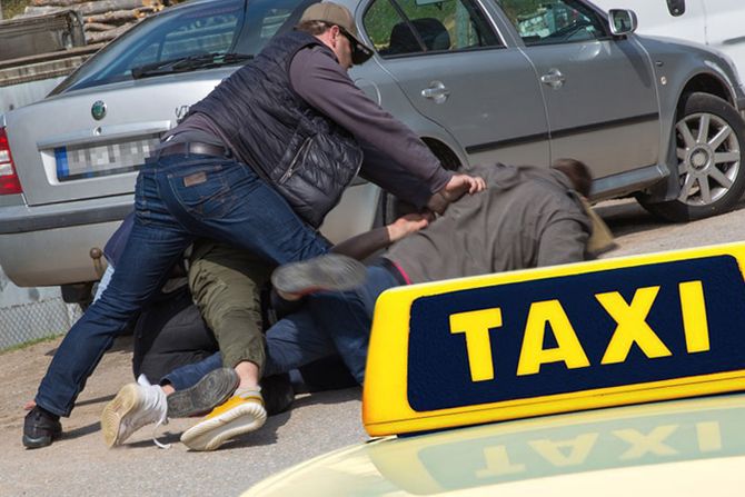 Tuča, pesnica, napad, taksisti, taxi