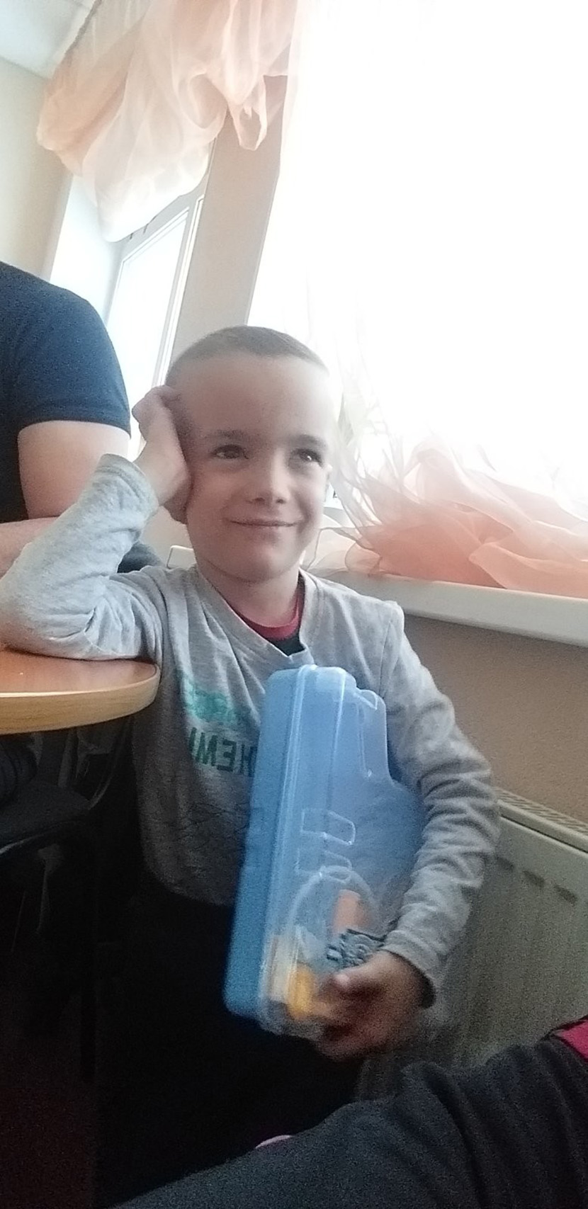 Humanitarno šišanje na trgu u Leskovcu za Ognjena: Dečak se leči od teškog tumora od kog je izgubio vid