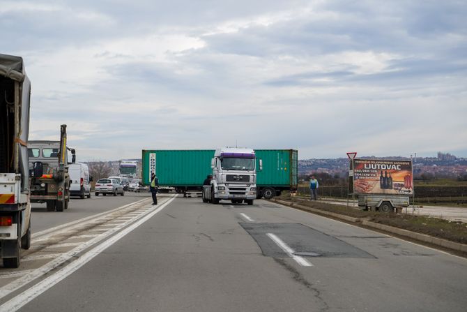 Obrenovački put, prikolica kamiona preprečila put