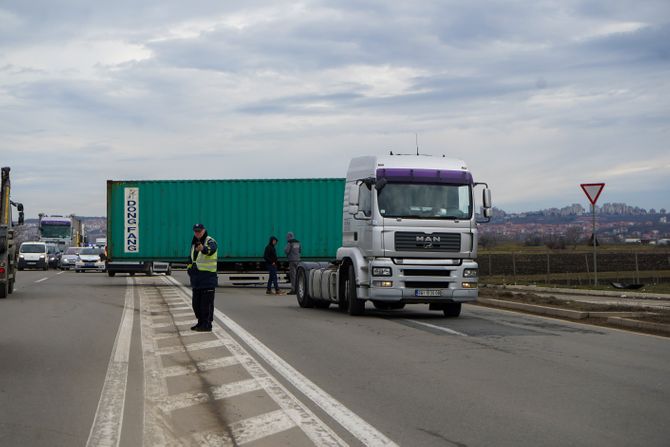 Obrenovački put, prikolica kamiona preprečila put