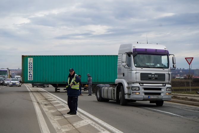 Obrenovački put, prikolica kamiona preprečila put