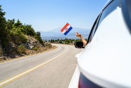Hrvatska zastavica zastava automobil putovanja