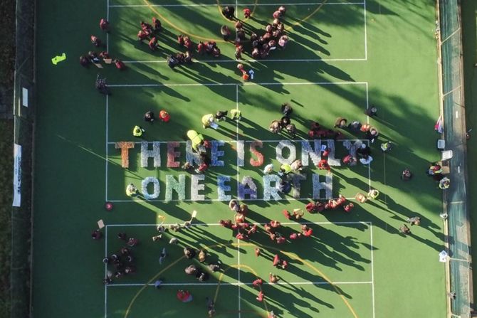 Guinness World Record Ginisova knjiga rekorda škola flaše Guinness World Record Ginisova knjiga rekorda škola flaše