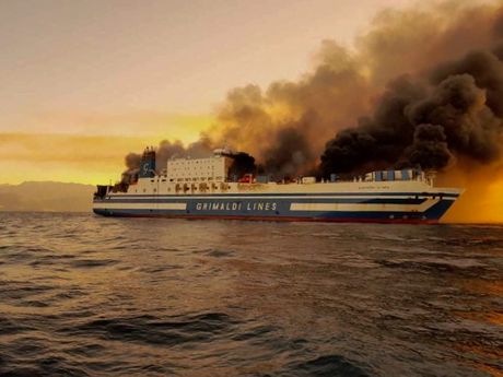 Požar brod Krf Grčka