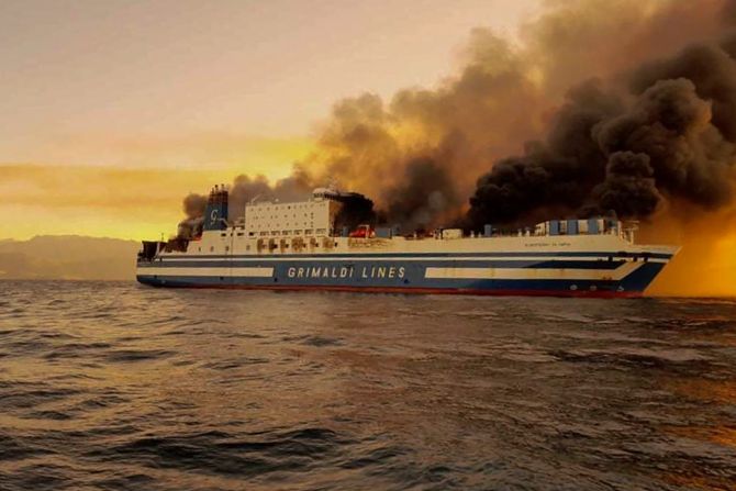 «Δεν βρίσκω φίλο, κοιμήθηκε στο αυτοκίνητο»: Ψάχνουν τους αγνοούμενους από κρουαζιερόπλοιο που έπιασε φωτιά κοντά στην Κέρκυρα