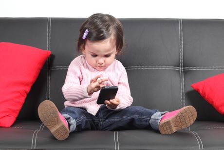 Dete, deca, telefon, ekran, mobilni, govor Dete, deca, telefon, ekran, mobilni, govor