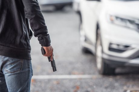 Saobraćajna nesreća , muškarac drži pištolj ubistvo samoubistvo