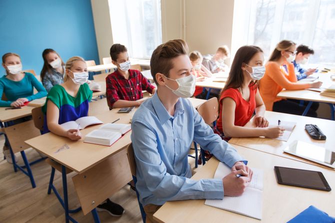 Studenti tinejdžeri deca škola u školi učionici maske