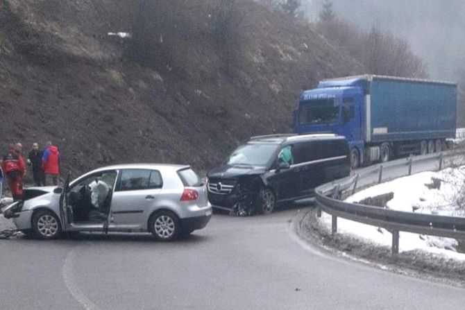 VIŠE LICA POVREĐENO U ČEONOM SUDARU KOD NOVE VAROŠI