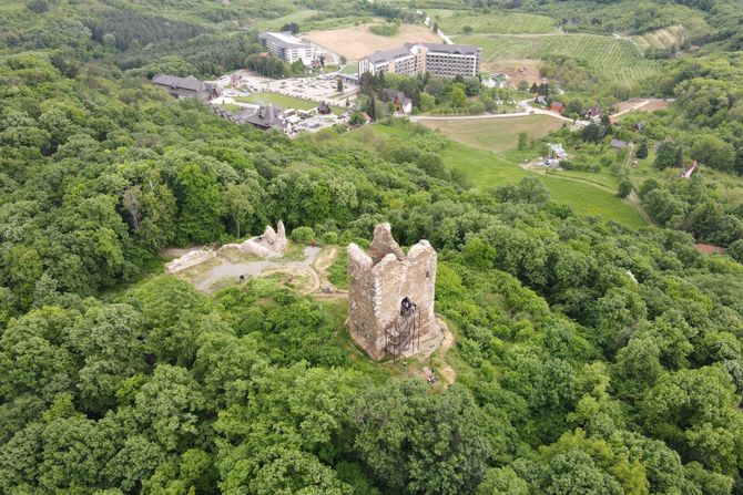 Vrdnik, Vrdnička kula, banja Vrdnik, Srbija