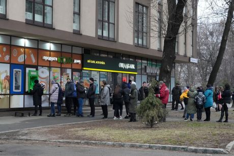 Ukrajina, red na bankomatu