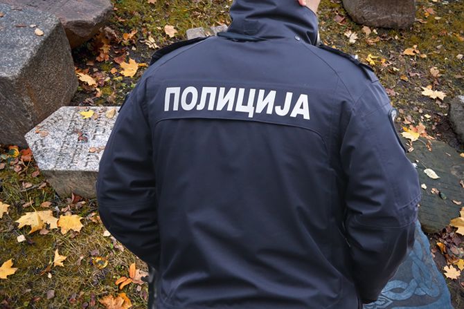 Oskrnavljeno groblje, polomljeni spomenici Oskrnavljeno groblje, polomljeni spomenici