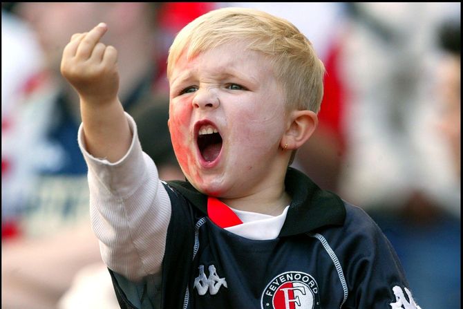 FK Fejenord, navijač, navijači, dečak, huligan, srednji prst FK Fejenord, navijač, navijači, dečak, huligan, srednji prst