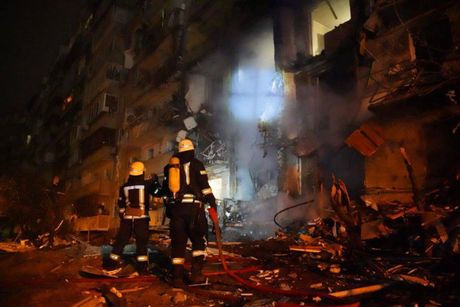 Ukrajina, zapaljena stambena zgrada Kijev Ruska invazija, Rat u Ukrajini dan 2