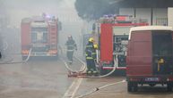 Veliki požar izbio u zgradi u Užicu: Ostala bez krova, stanari ugroženi zbog kiše