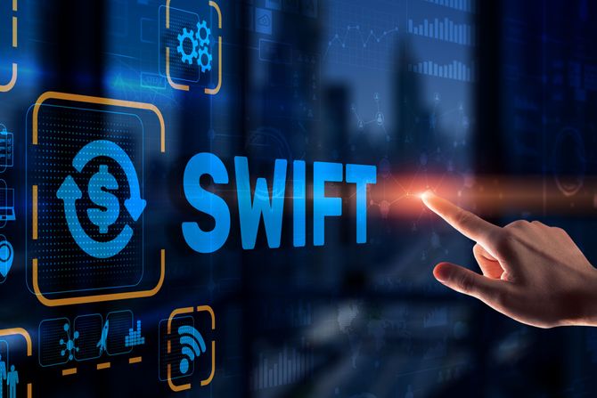 SWIFT, Banke, Udruženje za međunarodne, međubankarske finansijske telekomunikacije, međunarodna bankarska mreža i softver za razmenu poruka